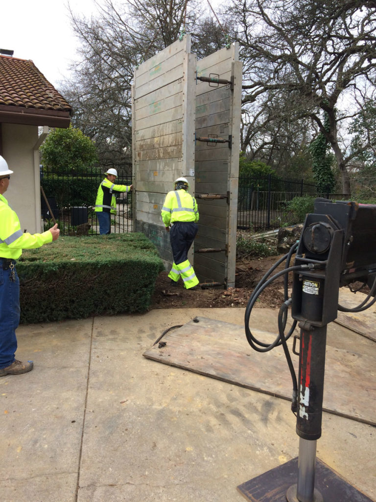 ALUMINUM SHIELDS With Hydraulic or Screw Jack Spreaders